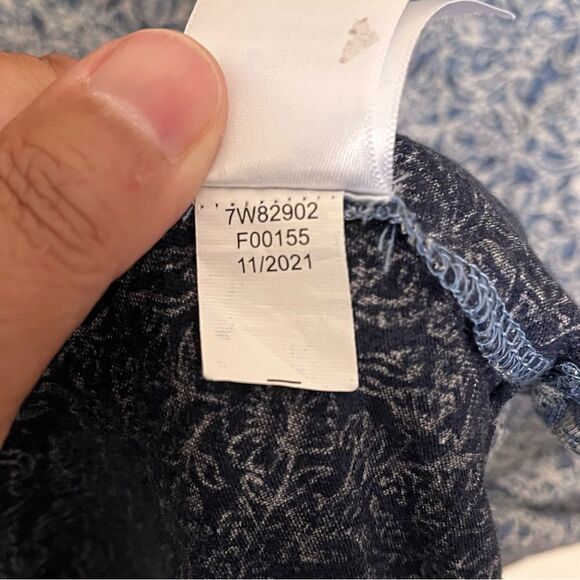 Lucky Brand Blue Floral Short Sleeve T Shirt Top Back Zipper Detail Size Medium - Picture 8 of 9